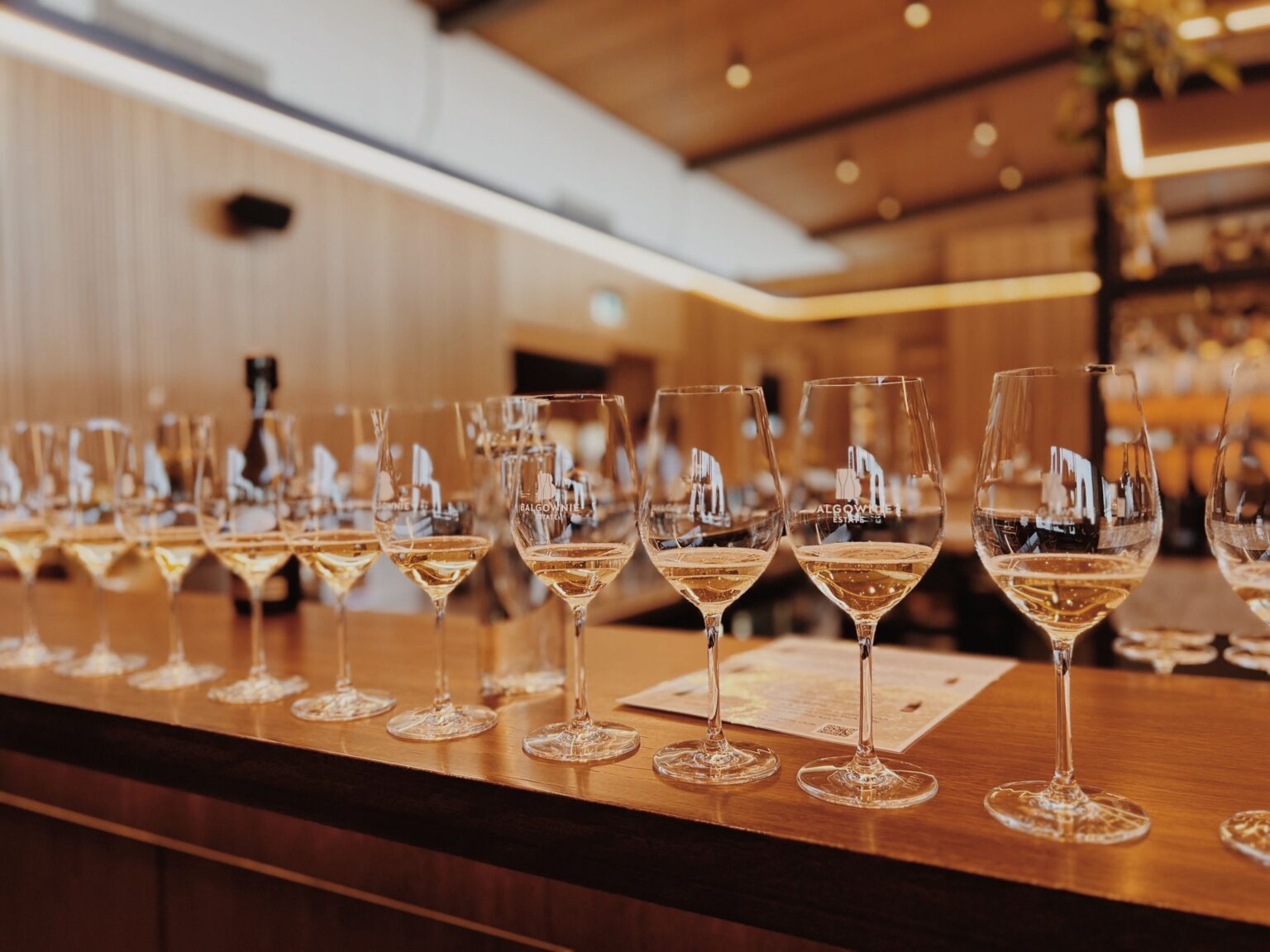 Une dégustation de vin blanc préparée au comptoir d’un bar