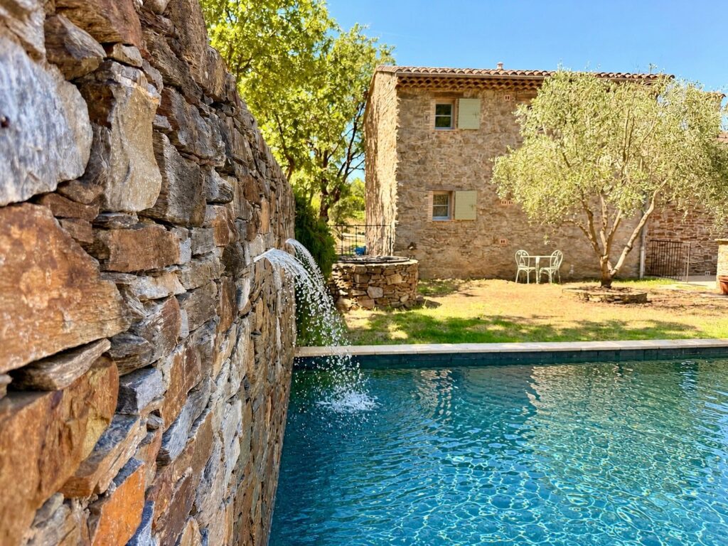 La pierre et la piscine du Petit Verger
