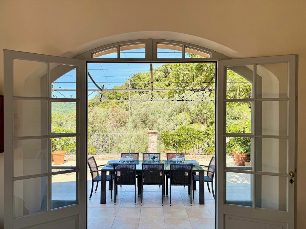 La porte du Petit Verger ouverte sur le jardin